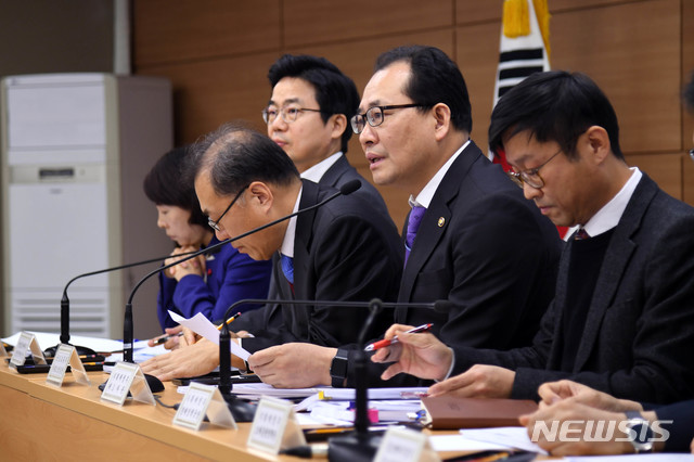 【세종=뉴시스】고형권 기획재정부 1차관이 지난 14일 정부세종청사 기자실에서 '2019년 경제정책방향' 관련 사전 브리핑을 하고 있다. 2018.12.17. (사진 = 기획재정부 제공) photo@newsis.com