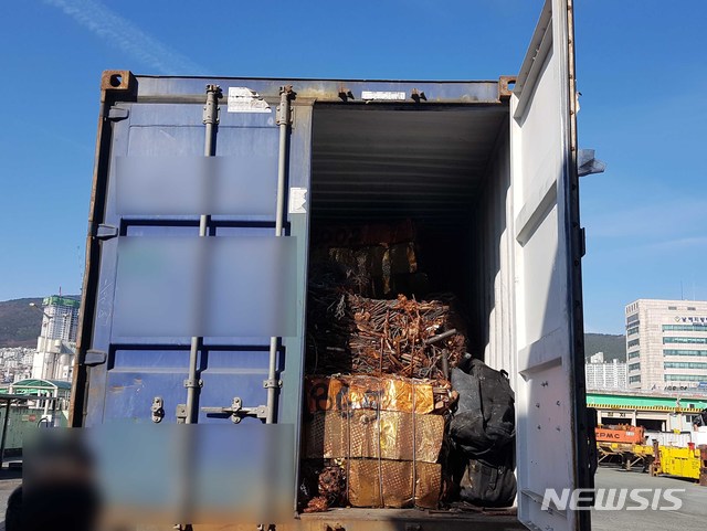 【부산=뉴시스】 하경민 기자 = 부산본부세관은 부산항에서 환적해 중국으로 출발하려던 컨테이너에서 200만 명이 동시에 투약할 수 있는 코카인 63.88kg(시가 1900억원 상당)을 적발했다고 17일 밝혔다.2018.12.17. (사진=부산본부세관 제공)yulnetphoto@newsis.com