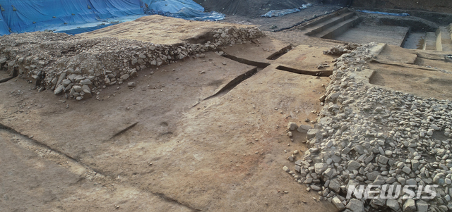서울 풍납동 토성 서성벽 복원지구 성 내벽과 문지 
