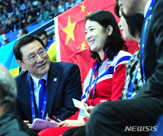 【광주=뉴시스】송창헌 기자 = 이용섭 광주시장이 17일 중국 항저우에서 열리고 있는 국제수영대회 현장에서 북한선수단과 만나 환담을 나누고 있다. 2018.12.17 (사진=이용섭 시장 페이스북)&nbsp; goodchang@newsis.com 