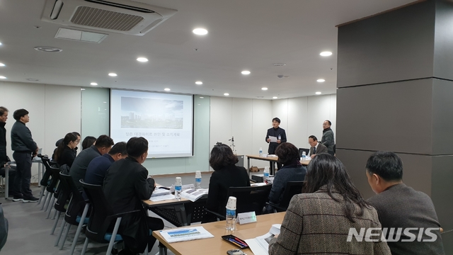 【진주=뉴시스】정경규 기자 = 경남 진주 정촌 대경파미르 입주예정자들은 17일 아파트 커뮤니티센터에서 시의회와 시청, 시공사, 입주민 대표위원들이 참석한 가운데 4자 간담회를 갖고있다.