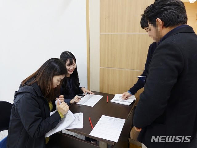 【제주=뉴시스】조수진 기자 = 17일 오후 제주출입국·외국인청에서 한 예멘인이 체류 허가 신고서 및 한국생활 정보 안내 책자를 배부받고 있다. 2018.12.17.&nbsp; susie@newsis.com