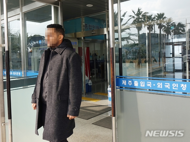 【제주=뉴시스】조수진 기자 = 17일 오후 제주에서 체류하는 예멘 난민 심사 대상자가 체류 허가 신고서 작성을 마친 뒤 제주출입국·외국인청을 나서고 있다. 2018.12.17. susie@newsis.com