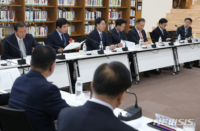 【홍성=뉴시스】유효상 기자 = 양승조 충남지사가 17일 내포신도시 충남도서관에서 더불어민주당 지도부와의 현장간담회를 가진 자리에서 ‘내포 혁신도시 지정 및 공공기관 이전’에 대한 구체적이고 본격적인 지원을 요청하고 있다. 2018.12.17 (사진=충남도 제공) photo@newsis.com