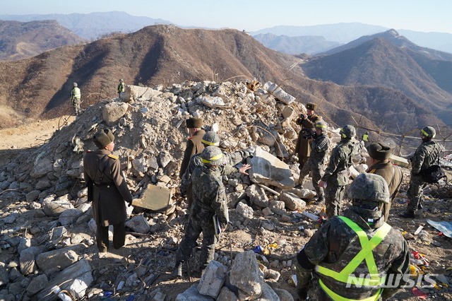 【서울=뉴시스】군 당국이 비무장지대(DMZ) 내 시범철수 감시초소(GP)에 대한 현장검증을 통해 북측 GP가 다시는 군사시설로 사용할 수 없도록 '불능화'된 것으로 평가했다. 서욱 합동참모본부 작전본부장(육군 중장)은 17일 브리핑을 통해 "국방부와 합참은 11개 검증반의 각 GP별 현장검증 및 평가분석결과 북측 GP내 모든 병력과 장비는 완전히 철수한 것으로 확인했다"고 밝혔다. 사진은 북측 현장검증반이 완전파괴된 우리측 GP를 검증하는 모습. 2018.12.17. (사진=국방부 제공) photo@newsis.com&nbsp; 