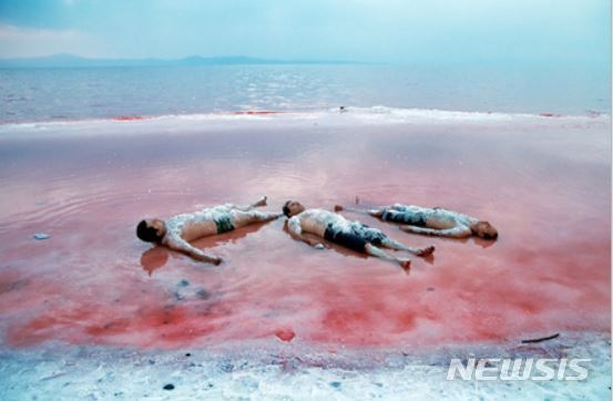 【서울=뉴시스】 Ebrahim Noroozi 소금호수, 너를 다시 볼 수 있을까? 2016년,이란 북서부 우르미아 소금 호수에 누워 있는 이란인들. “Photo copyright The Associated Press, for one-time editorial use only in connection with the AP photo exhibit “When can I see you again?” at the Sejong Museum of Art. No archiving; any additional use must be approved in advance by AP. Photo credit to AP and the photographer (if named) is mandatory.”