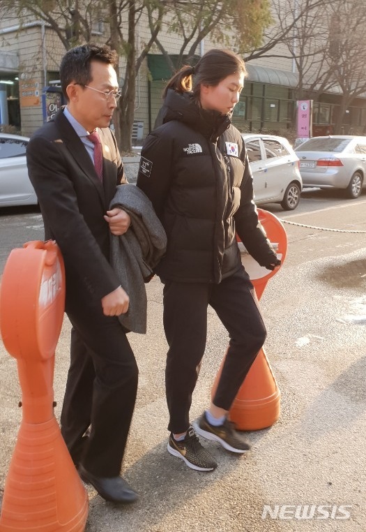 【수원=뉴시스】박다예 기자 = 쇼트트랙 국가대표 심석희 선수가 17일 수원지법에서 열린 조재범 전 국가대표팀 코치의 항소심 결심공판에 출석한 뒤 변호인과 함께 발걸음을 옮기고 있다. 2018.12.17pdyes@naver.com