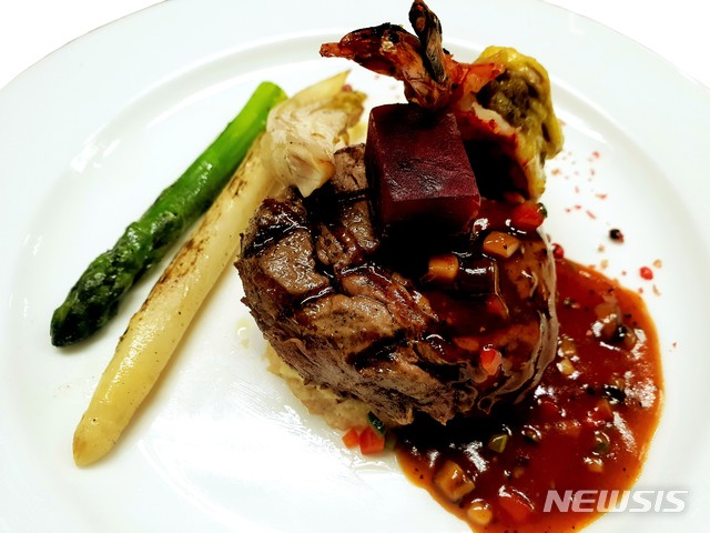 베스트 웨스턴 프리미어 서울가든호텔 '크리스마스 이브 왕새우와 최상급 소 안심 스테이크'