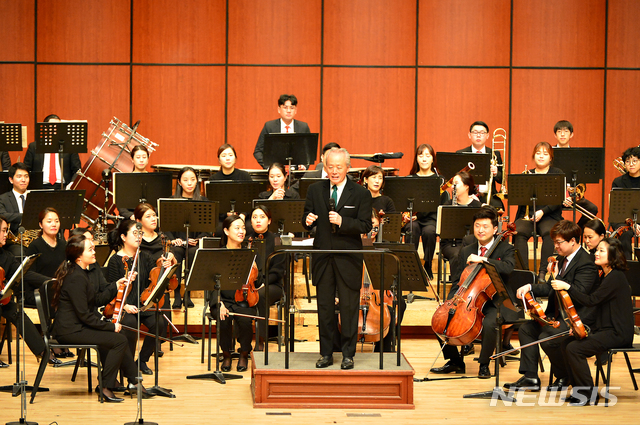 【청주=뉴시스】인진연 기자 = 뉴시스 충북취재본부와 현대HCN충북방송이 주최하고 뉴시스가 후원하는 '2018 금난새와 함께하는 송년음악회'가 17일 청주예술의전당 대공연장에서 열려 지휘자 금난새와 뉴월드필하모닉 오케스트라가 고품격 선율을 선보이고 있다. 2018.12.17inphoto@newsis.com