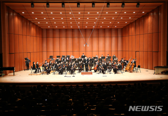 【청주=뉴시스】인진연 기자 = 뉴시스 충북취재본부와 현대HCN충북방송이 주최하고 뉴시스가 후원하는 '2018 금난새와 함께하는 송년음악회'가 17일 청주예술의전당 대공연장에서 열려 지휘자 금난새와 뉴월드필하모닉 오케스트라가 고품격 선율을 선보이고 있다. 2018.12.17inphoto@newsis.com