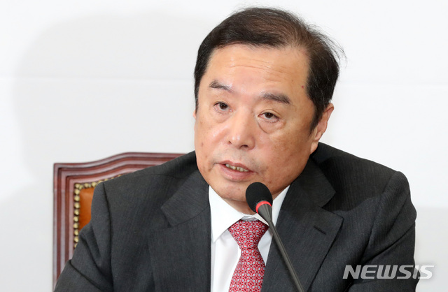 【서울=뉴시스】박영태 기자 = 17일 오전 서울 영등포구 여의도 국회에서 열린 자유한국당 비상대책위원회의에서 김병준 비대위원장이 발언하고 있다. 2018.12.17. since1999@newsis.com