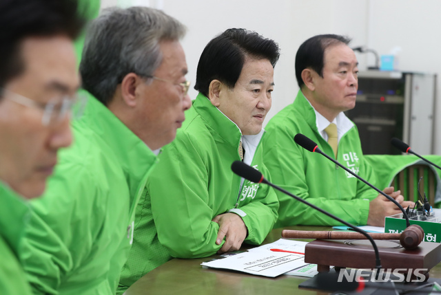 【서울=뉴시스】고승민 기자 = 17일 오전 서울 여의도 국회에서 열린 민주평화당 제17차 최고위원-국회의원 회의에서 정동영 대표가 모두발언하고 있다. 2018.12.17.kkssmm99@newsis.com