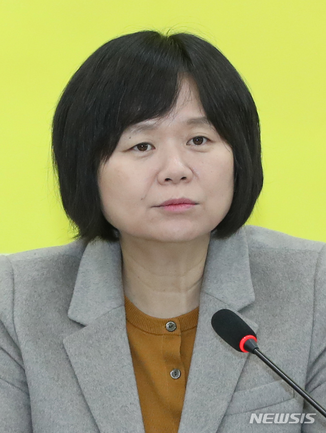 【서울=뉴시스】이윤청 수습기자 = 17일 오전 서울 영등포구 여의도 국회에서 열린 정의당 상무위원회에서 이정미 대표가 모두발언하고 있다. 2018.12.17. radiohead@newsis.com