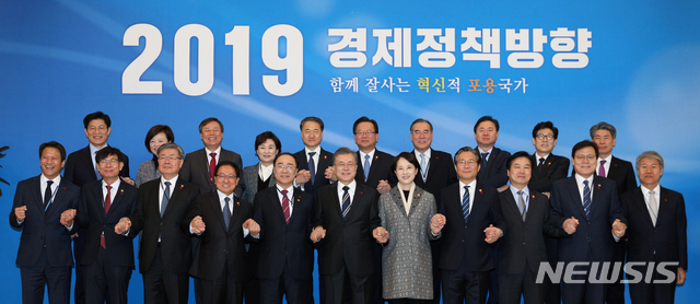 【서울=뉴시스】박진희 기자 = 문재인 대통령이 17일 청와대 충무실에서 열린 확대경제장관회의에 앞서 참석자들과 기념촬영을 하고 있다. 앞줄 왼쪽부터 임종석 비서실장, 김상조 공정거래위원장, 이재갑 고용노동부 장관, 유영민 과학기술정보통신부 장관, 홍남기 경제부총리, 문 대통령, 유은혜 사회부총리, 성윤모 산업통상자원부 장관, 홍종학 종소벤처기업부 장관, 최종구 금융위원장, 김수현 정책실장. 뒷줄 왼쪽부터 노형욱 국무조정실장, 진선미 여성가족부 장관, 도종환 문화체육관광부 장관, 김현미 국토교통부 장관, 박능후 보건복지부 장관, 김부겸 행정안전부 장관, 이개호 농림축산식품부 장관, 김영춘 해양수산부 장관, 조명래 환경부 장관, 윤종원 경제수석. 2018.12.17.&nbsp; pak7130@newsis.com