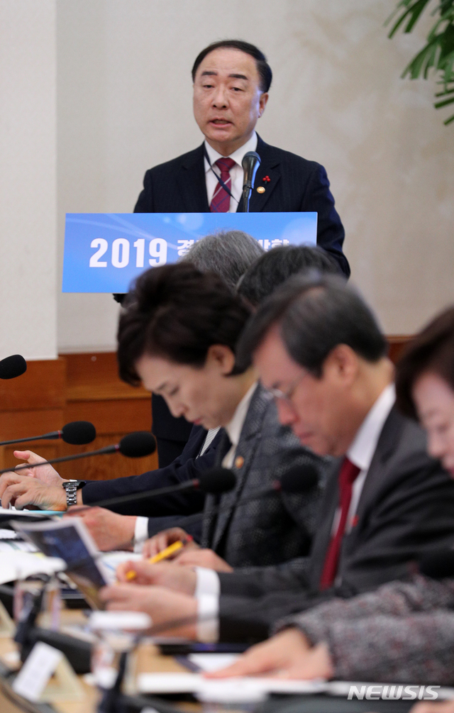 【서울=뉴시스】박진희 기자 = 홍남기 경제부총리 겸 기획재정부 장관이 17일 청와대 충무실에서 열린 확대경제장관회의에서 2019년 경제정책방향 안건 보고를 하고 있다. 2018.12.17. pak7130@newsis.com