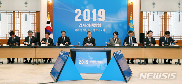 【서울=뉴시스】박진희 기자 = 문재인 대통령이 17일 청와대 충무실에서 열린 확대경제장관회의에서 모두발언하고 있다. 2018.12.17.&nbsp; pak7130@newsis.com