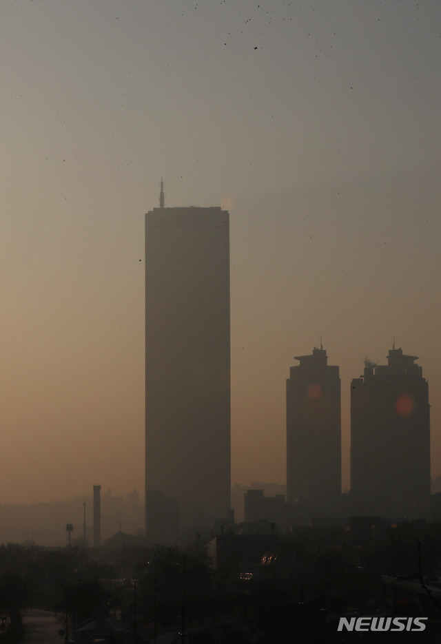 【서울=뉴시스】조성봉 기자 = 전국적으로 미세먼지 농도가 나쁨수준을 보이고 있는 17일 오전 서울 영등포구 여의도 일대가 뿌옇게 보이고 있다. 2018.12.17.suncho21@newsis.com