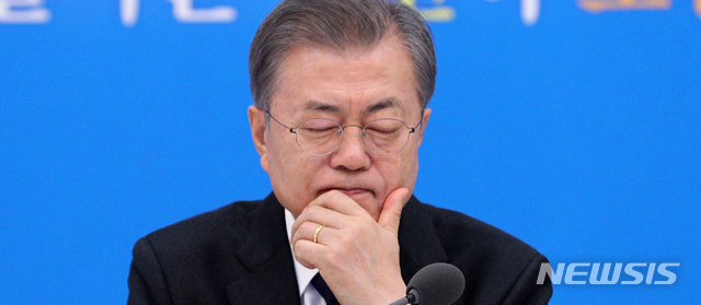 【서울=뉴시스】박진희 기자 = 문재인 대통령이 17일 청와대 충무실에서 열린 확대경제장관회의에서 홍남기 경제부총리 겸 기획재정부 장관의 2019년 경제정책방향 안건 보고를 듣고 있다. 2018.12.17.&nbsp; pak7130@newsis.com