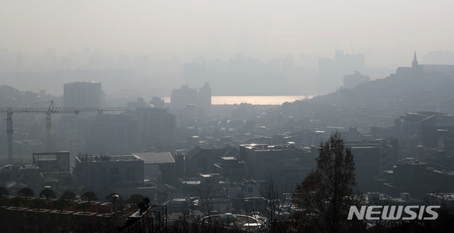 【서울=뉴시스】홍효식 기자 = 초미세먼지 농도가 ‘나쁨’ 수준을 보인 지난 17일 오전 서울 용산구 그랜드하얏트 호텔에서 바라본 서울 도심이 뿌옇게 보이고 있다. 2018.12.17. yesphoto@newsis.com