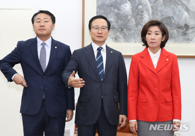 【서울=뉴시스】고승민 기자 = 17일 오전 서울 여의도 국회 운영위원장실에서 더불어민주당 홍영표(가운데) 원내대표, 자유한국당 나경원 원내대표, 바른미래당 김관영 원내대표가 교섭단체 회동 전 기념촬영을 하고 있다. 2018.12.17.kkssmm99@newsis.com