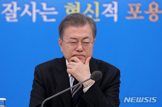 【서울=뉴시스】박진희 기자 = 문재인 대통령이 17일 청와대 충무실에서 열린 확대경제장관회의에 참석하여 홍남기 경제부총리 겸 기획재정부장관의 2019 경제정책방향을 보고받고 있다. 2018.12.17.&nbsp; pak7130@newsis.com