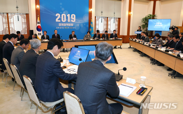 【서울=뉴시스】박진희 기자 = 문재인 대통령이 17일 청와대 충무실에서 확대경제장관회의를 주재하고 있다. 2018.12.17.&nbsp; pak7130@newsis.com