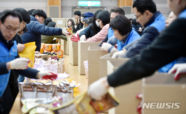 [세종=뉴시스] 겨울철 복지 사각지대 취약계층을 위해 자원봉사자들이 식품과 생활용품을 포장하고 있다. (사진=뉴시스 DB). photo@newsis.com