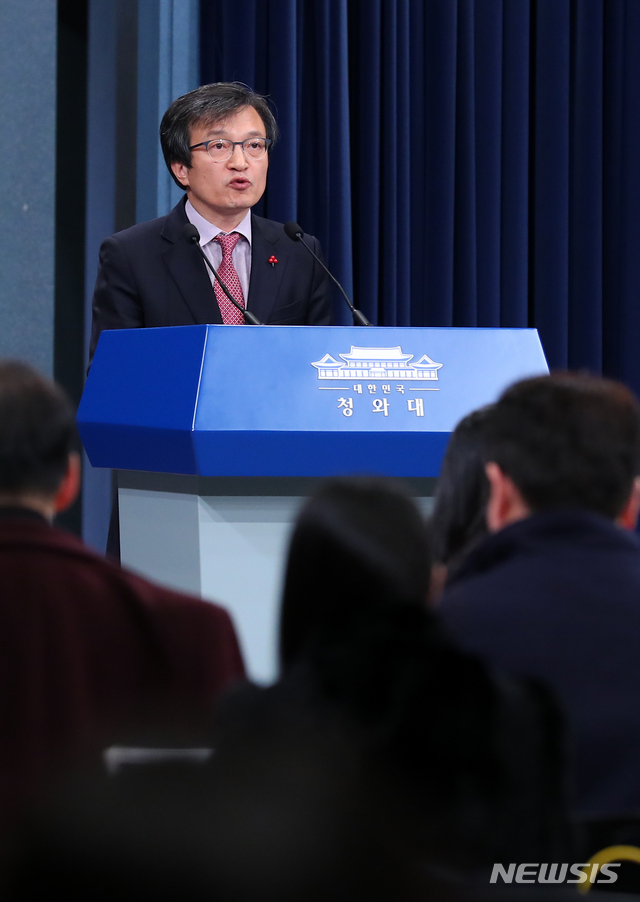 【서울=뉴시스】전신 기자 = 김의겸 대변인이 17일 청와대 춘추관 대브리핑룸에서 "전 특별감찰반원 김태우 수사관이 자신의 비위 혐의를 덮기 위해서 일방적으로 주장한 내용을 언론이 여과 없이 보도하는 상황에 대해 강력한 유감을 표한다며 오늘 법무부에 추가로 징계요청서를 발송했다"고 밝히고 있다. 2018.12.17.&nbsp; photo1006@newsis.com