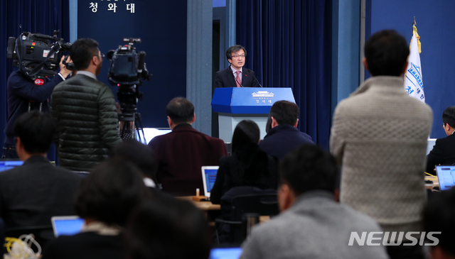 【서울=뉴시스】전신 기자 = 김의겸 대변인이 17일 청와대 춘추관 대브리핑룸에서 "전 특별감찰반원 김태우 수사관이 자신의 비위 혐의를 덮기 위해서 일방적으로 주장한 내용을 언론이 여과 없이 보도하는 상황에 대해 강력한 유감을 표한다며 오늘 법무부에 추가로 징계요청서를 발송했다"고 밝히고 있다. 2018.12.17.&nbsp; photo1006@newsis.com