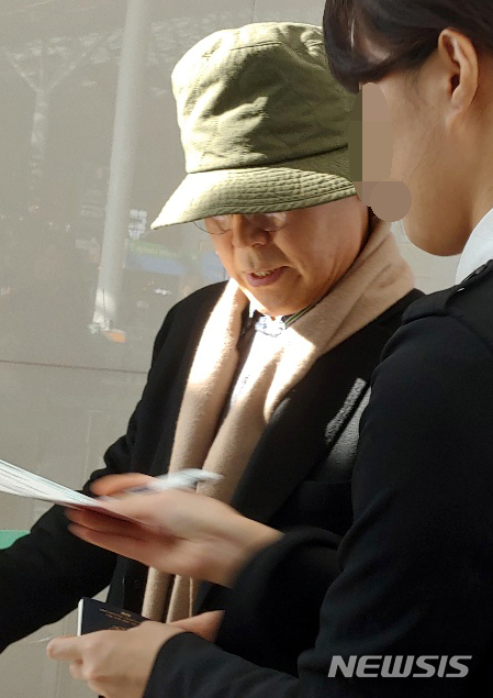 【인천공항=뉴시스】홍찬선 기자 = 모자를 눌러 쓴 우윤근 주 러시아 대사가 17일 인천국제공항을 통해 러시아로 출국하고 있다. 2018.12.17.&nbsp; mania@newsis.com