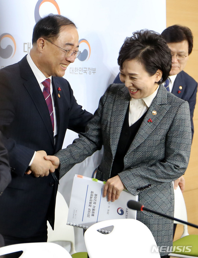 【서울=뉴시스】박주성 기자 = 홍남기 경제부총리 겸 기획재정부 장관이 17일 오후 서울 세종로 정부서울청사 브리핑룸에서 '2019년 경제정책방향 관계부처 합동브리핑'을 마친 후 김현미 국토교통부 장관과 인사를 나누고 있다. 2018.12.17. park7691@newsis.com