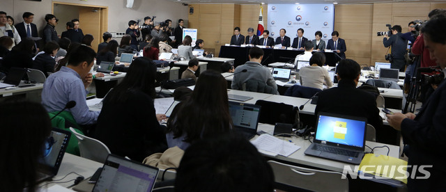 【서울=뉴시스】박주성 기자 = 홍남기 경제부총리 겸 기획재정부 장관을 비롯한 각부처 장관들이 17일 오후 서울 세종로 정부서울청사 브리핑룸에서 '2019년 경제정책방향 관계부처 합동브리핑'을 하고 있다. 사진 왼쪽부터 홍종학 중소벤처기업부 장관, 이재갑 고용노동부 장관, 유영민 과학기술정보통신부 장관, 홍남기 경제부총리 겸 기획재정부 장관, 성윤모 산업통상자원부 장관, 김현미 국토교통부 장관, 최종구 금융위원장. 2018.12.17. park7691@newsis.com