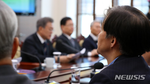 【서울=뉴시스】전신 기자 = 조국 민정수석이 17일 청와대 여민관에서 열린 수석보좌관회의에서 문재인 대통령의 모두발언을 듣고 있다. 2018.12.17.&nbsp; photo1006@newsis.com