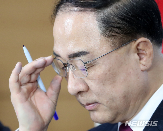 【서울=뉴시스】박주성 기자 = 홍남기 경제부총리 겸 기획재정부 장관을 비롯한 각부처 장관들이 17일 오후 서울 세종로 정부서울청사 브리핑룸에서 '2019년 경제정책방향 관계부처 합동브리핑'을 마친 후 취재진의 질문을 경청하고 있다. 2018.12.17. park7691@newsis.com