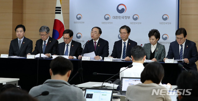 【서울=뉴시스】박주성 기자 = 홍남기 경제부총리 겸 기획재정부 장관을 비롯한 각부처 장관들이 17일 오후 서울 세종로 정부서울청사 브리핑룸에서 '2019년 경제정책방향 관계부처 합동브리핑'을 하고 있다. 사진 왼쪽부터 홍종학 중소벤처기업부 장관, 이재갑 고용노동부 장관, 유영민 과학기술정보통신부 장관, 홍남기 경제부총리 겸 기획재정부 장관, 성윤모 산업통상자원부 장관, 김현미 국토교통부 장관, 최종구 금융위원장. 2018.12.17. park7691@newsis.com