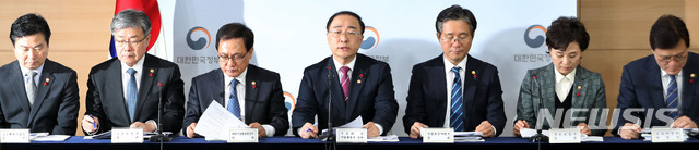 【서울=뉴시스】박주성 기자 = 홍남기 경제부총리 겸 기획재정부 장관을 비롯한 각부처 장관들이 17일 오후 서울 세종로 정부서울청사 브리핑룸에서 '2019년 경제정책방향 관계부처 합동브리핑'을 하고 있다. 사진 왼쪽부터 홍종학 중소벤처기업부 장관, 이재갑 고용노동부 장관, 유영민 과학기술정보통신부 장관, 홍남기 경제부총리 겸 기획재정부 장관, 성윤모 산업통상자원부 장관, 김현미 국토교통부 장관, 최종구 금융위원장. 2018.12.17. park7691@newsis.com