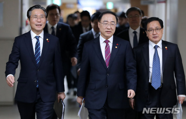 【서울=뉴시스】박주성 기자 = 홍남기(가운데) 경제부총리 겸 기획재정부 장관을 비롯한 각부처 장관들이 17일 오후 '2019년 경제정책방향 관계부처 합동브리핑'을 위해 서울 세종로 정부서울청사 브리핑룸으로 입장하고 있다. 2018.12.17. park7691@newsis.com