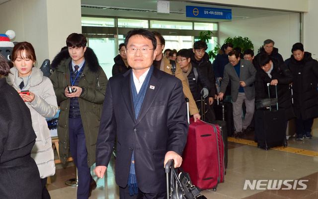 【고성(강원)=뉴시스】사진공동취재단 = 동해선 철도 북측구간 조사를 마친 남측 조사단이 17일 오후 강원도 고성군 동해선남북출입사무소를 통해 입경하고 있다. 2018.12.17.&nbsp; photo@newsis.com