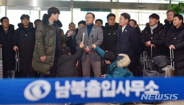 【고성(강원)=뉴시스】사진공동취재단 = 동해선 철도 북측구간 조사를 마친 박상돈·임종일 현지조사 공동단장을 비롯한 남측 조사단이 17일 오후 강원도 고성군 동해선남북출입사무소를 통해 입경했다. 임 공동단장이 취재진의 질문에 답하고 있다. 2018.12.17. photo@newsis.com