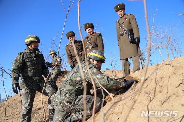 【서울=뉴시스】군 당국은 17일 남북 시범철수 GP 상호검증 결과를 발표하고 북측 GP내 모든 병력과 장비가 완전히 철수한 것으로 확인됐다고 밝혔다. 사진은 지난 12일 강원도 철원군 비무장지대에서 우리측 검증단이 북측 GP를 검증하는 모습. 2018.12.17. (사진=국방부 제공) photo@newsis.com