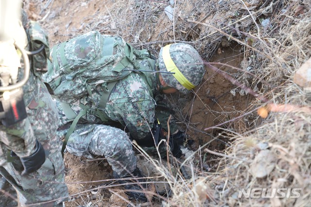 【서울=뉴시스】군 당국은 17일 남북 시범철수 GP 상호검증 결과를 발표하고 북측 GP내 모든 병력과 장비가 완전히 철수한 것으로 확인됐다고 밝혔다. 사진은 지난 12일 강원도 철원군 비무장지대에서 우리측 검증단이 북측 GP를 검증하는 모습. 2018.12.17. (사진=국방부 제공) photo@newsis.com