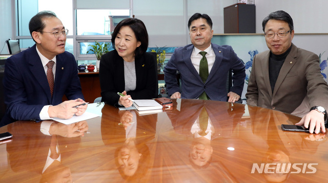 【서울=뉴시스】박영태 기자 = 17일 오후 서울 영등포구 여의도 국회 의원회관에서 열린 국회 정치개혁특별위원회 심상정 의원장과 각 당 간사 회동에서 심 위원장과 각 당 간사들이 이야기를 나누고 있다. 왼쪽부터 정유섭 자유한국당 간사, 심상정 위원장, 김종민 더불어민주당, 김성식 바른미래당 간사. 2018.12.17.since1999@newsis.com