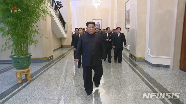 【서울=뉴시스】 북한 조선중앙TV는 김정은 국무위원장이 김정일 국방위원장 7주기를 맞아 금수산태양궁전을 참배했다고 17일 보도했다. 2018.12.17. (사진=조선중앙TV 캡쳐) photo@newsis.com