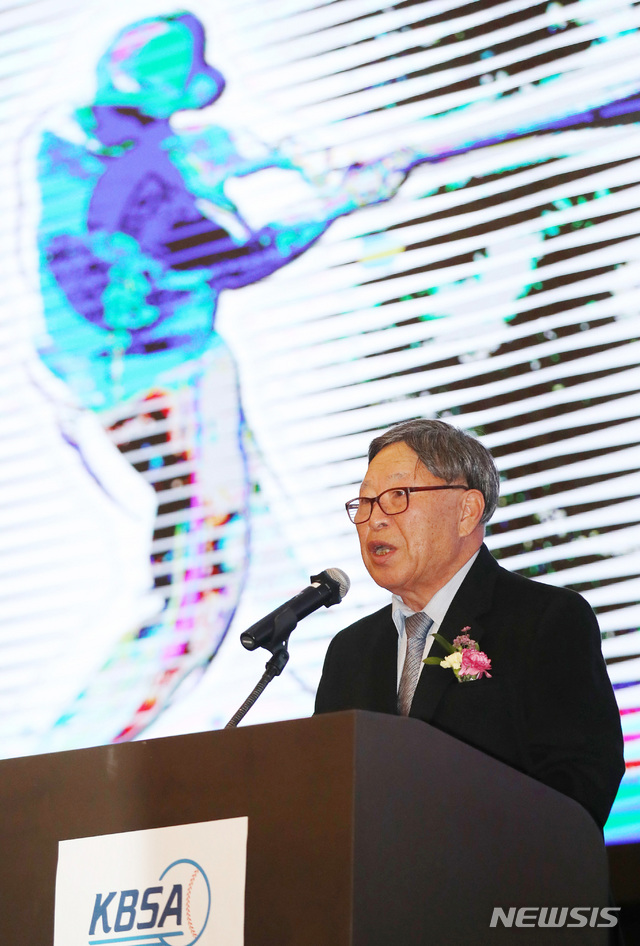 【서울=뉴시스】김진아 기자 = 17일 서울 서초구 더케이호텔 서울에서 열린 ‘2018 야구·소프트볼인의 밤’에서 김응용 대한야구소프트볼협회장이 환영사를 하고 있다. 2018.12.17. bluesoda@newsis.com