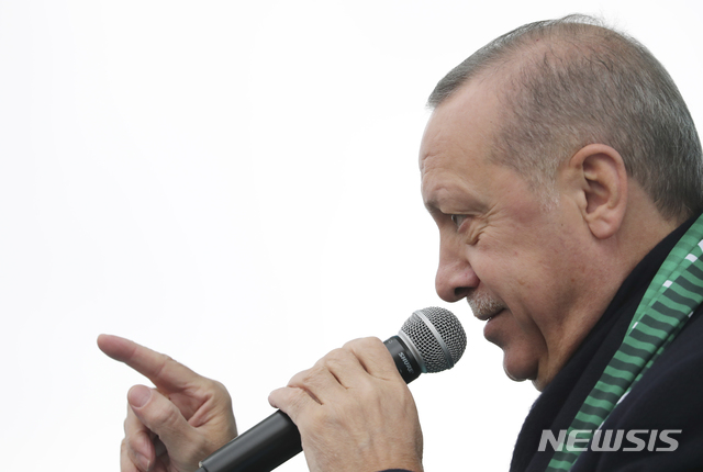 【코냐=AP/뉴시스】도널드 트럼프 미국 대통령이 14일(현지시간) 레제프 타이이프 에르도안 터키 대통령과 통화했다고 터키 국영 아나돌루 통신 등이 보도했다. 2019.01.15.