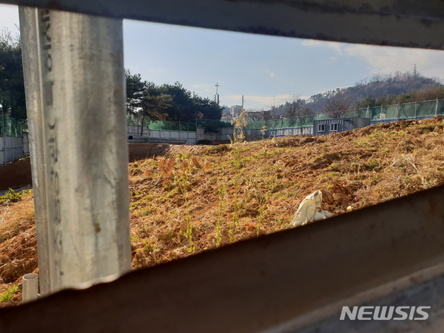 【광주=뉴시스】변재훈 기자 = 광주시가 청소년들의 학습·여가활동 공간과 환경조성을 위해 북구 일곡지구에 건립중인 시립 청소년문화의집 건립사업이 공정률 5%상태에서 전면 중단됐다. 불법 매립으로 추정되는 쓰레기층이 발견된데 따른 것으로, 대체 부지 확보 등이 불가피할 것으로 보인다. 2018.12.18 wisdom21@newsis.com