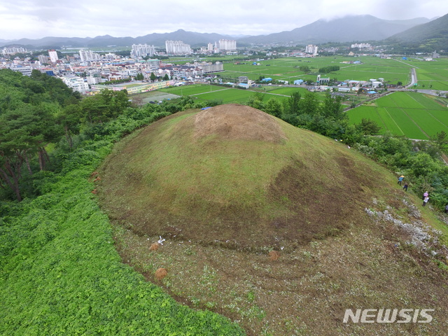 【서울=뉴시스】 함안 말이산 고분군 전경 
