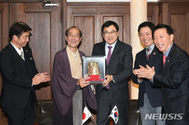 【경주=뉴시스】 이은희 기자 = 주낙영 경주시장이 17일 카도가와 교토시장과 경주-교토 뱃길연결사업 추진 및 교류활성화에 합의하고 기념촬영을 하고 있다. 2018.12.18. (사진= 경주시 제공)photo@newsis.com