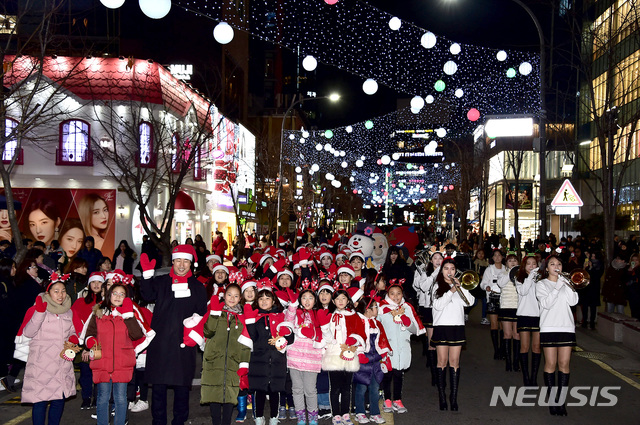 【서울=뉴시스】서울 서대문구는 22일부터 25일까지 신촌 연세로에서 '2018 신촌 크리스마스 거리축제'를 연다. 2018.12.18. (사진=서대문구 제공)