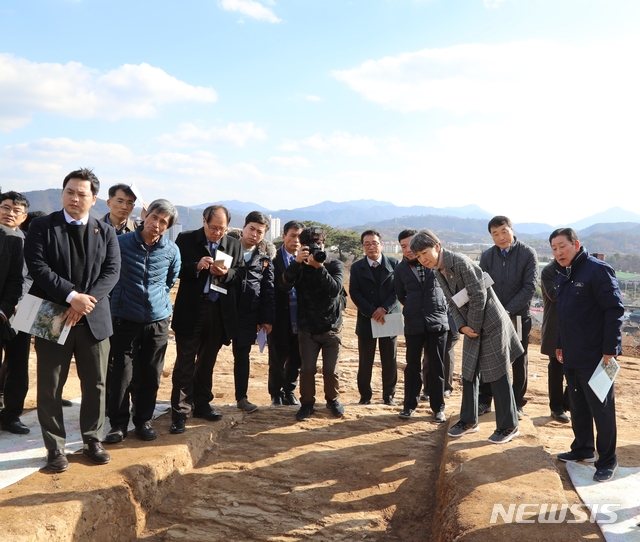 【함안=뉴시스】김기진 기자 =18일 조근제(오른쪽) 경남 함안군수와 정재숙(오른쪽 세번째) 문화재청장이 '가야문화권 조사·연구 정비 사업'의 일환으로 경남 함안 아라가야 추정왕성지를 찾아 살펴보고 있다. 2018.12.18. (사진=함안군 제공)&nbsp; photo@newsis.com 